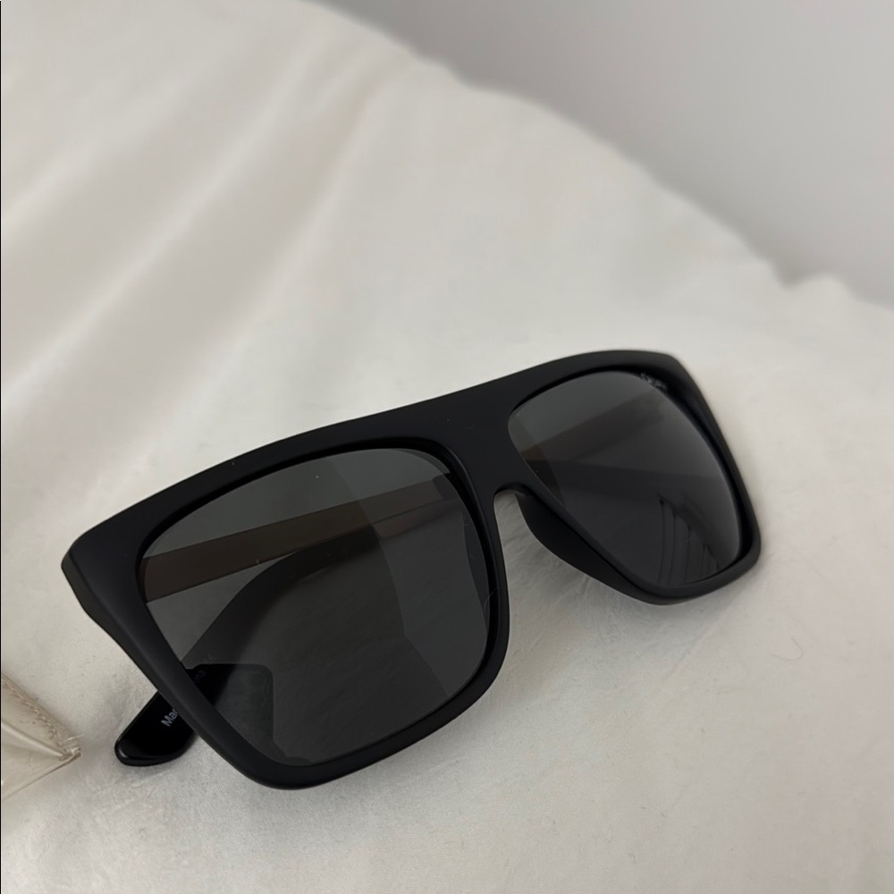 Quay Australia OTL II (on the low ll) Black Sunglasses
